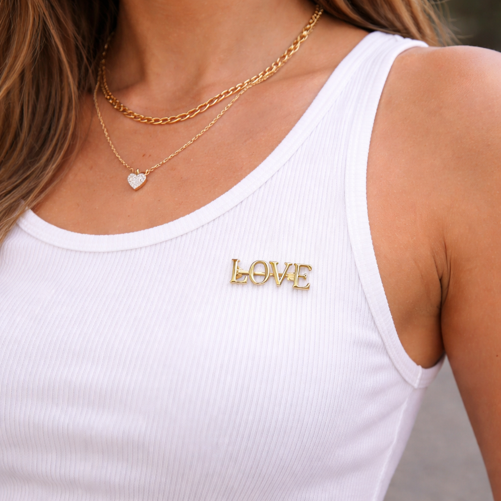 Broche Love dorée