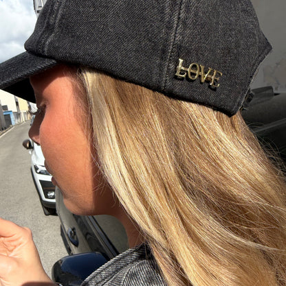 Broche Love dorée